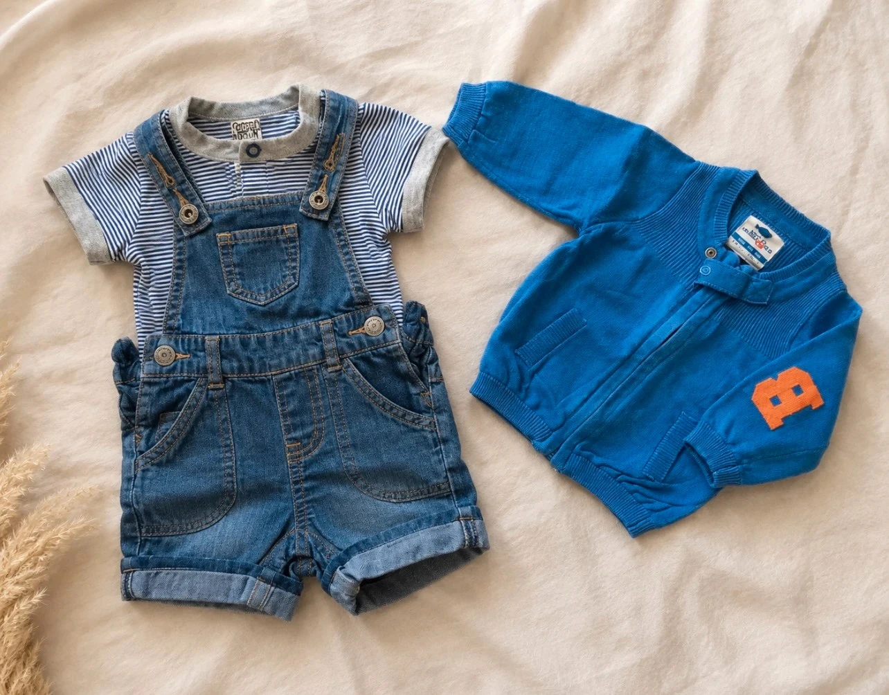 Ensemble salopette short en jeans + body rayé + gilet TAO 3 mois
